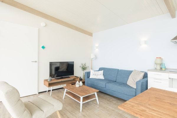 Woonkamer - Comfortabele lodge vlakbij het strand in Hollum (1)