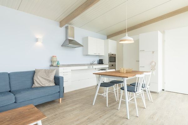 Eetkamer - Comfortabele lodge vlakbij het strand in Hollum (2)