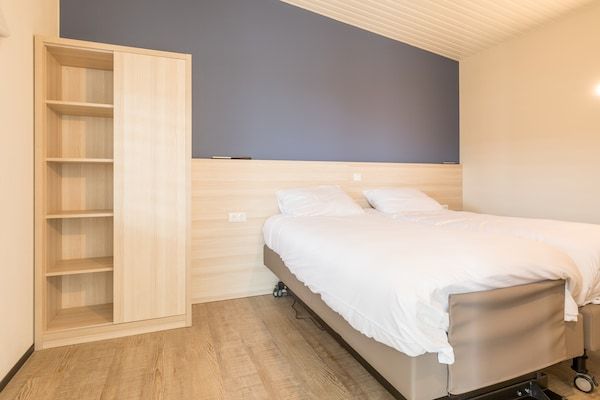 Slaapkamer - Comfortabele lodge vlakbij het strand in Hollum (4)