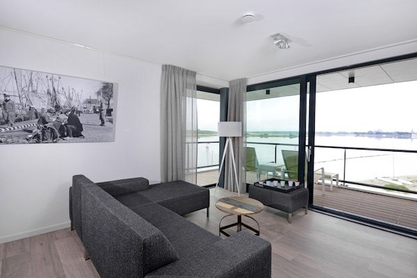 Woonkamer - Appartement in Veere met uitzicht op jachthaven in Kamperland (1)