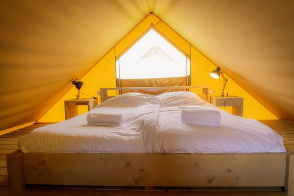 Slaapkamer - Safaritent in Nederland met luxe voorzieningen in Voorthuizen (3)