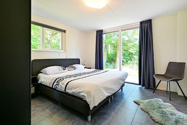 Slaapkamer - Vakantiehuis in Reutum met sauna in Reutum-Weerselo (1)