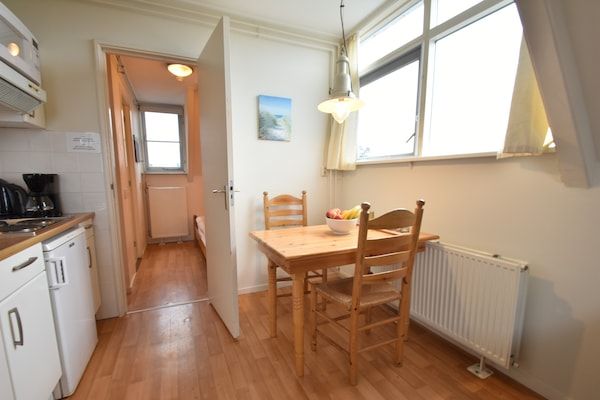 Eetkamer - Appartement in Bergen aan Zee bij Strand in Bergen aan Zee (2)