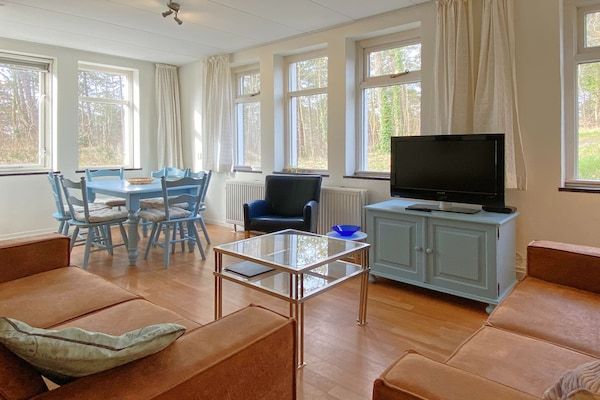 Woonkamer - Tijdloze charme en gezellig verblijf in Bergen aan zee (1)