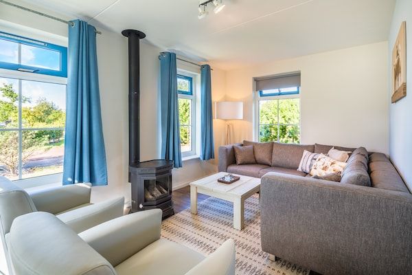 Woonkamer - Bungalow bij Texelse Kust met Tuin in De Koog (3)