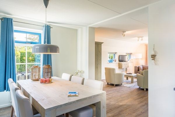 Eetkamer - Bungalow bij Texelse Kust met Tuin in De Koog (4)