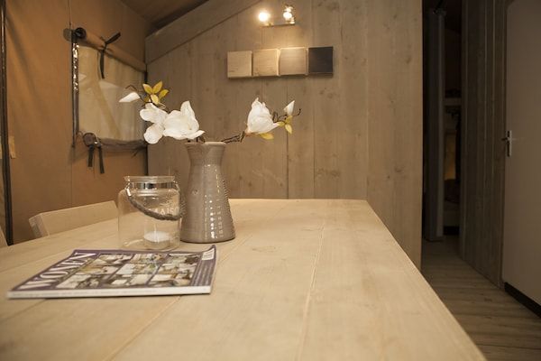 Woonkamer - Safaritent in Nederland met Privéterras in Voorthuizen (2)