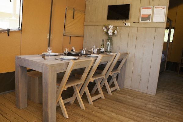 Eetkamer - Safaritent in Nederland met Privéterras in Voorthuizen (3)