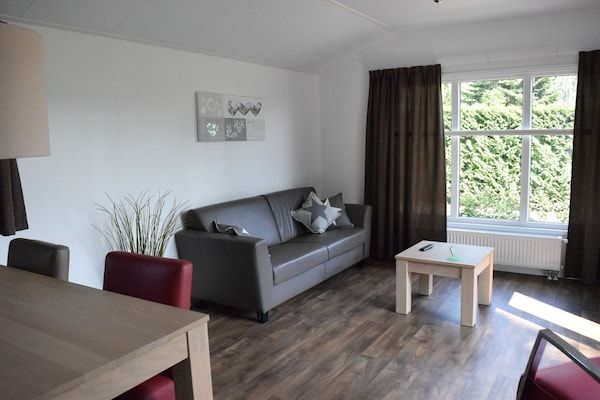 Woonkamer - Wellness Chalet in de Natuur in Voorthuizen (2)