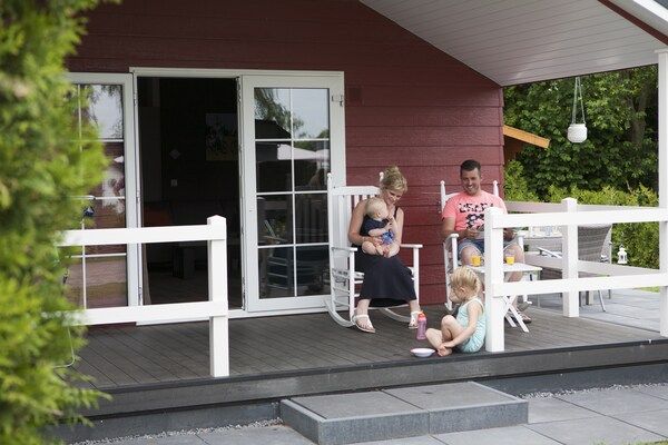 Terras - Chalet in Nederland met Privé Sauna in Voorthuizen (5)