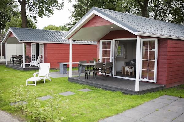 Terras - Chalet in Nederland met eigen sauna in Voorthuizen (5)