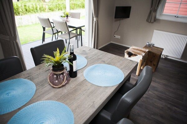 Eetkamer - Chalet in Nederland met Privé Sauna in Voorthuizen (3)