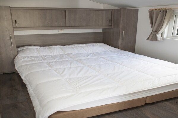 Slaapkamer - Chalet in Nederland met Privé Sauna in Voorthuizen (4)
