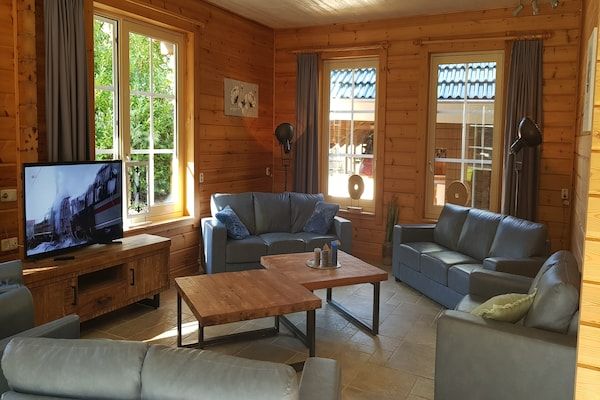 Woonkamer - Ruim verblijf nabij de Veluwe in Hoenderloo (2)