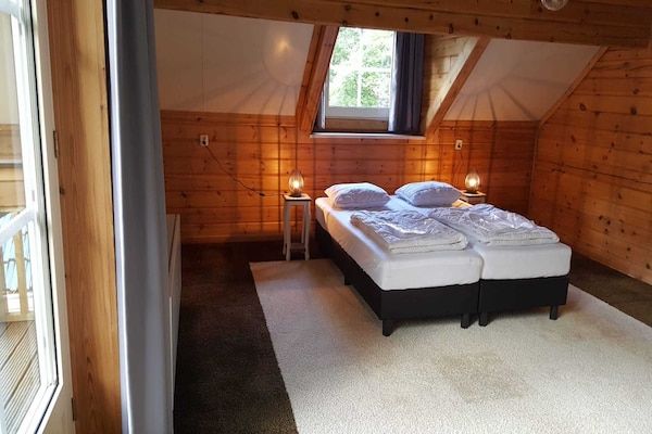 Slaapkamer - Ruim verblijf nabij de Veluwe in Hoenderloo (4)