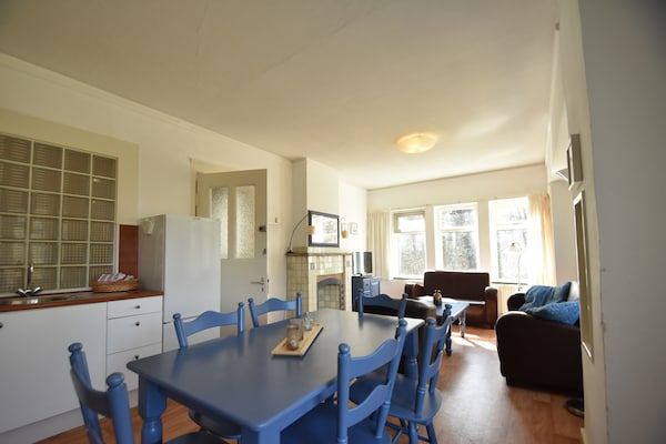 Eetkamer - Vakantiehuis Bergen bij Strand & Duinen in Bergen aan Zee (3)