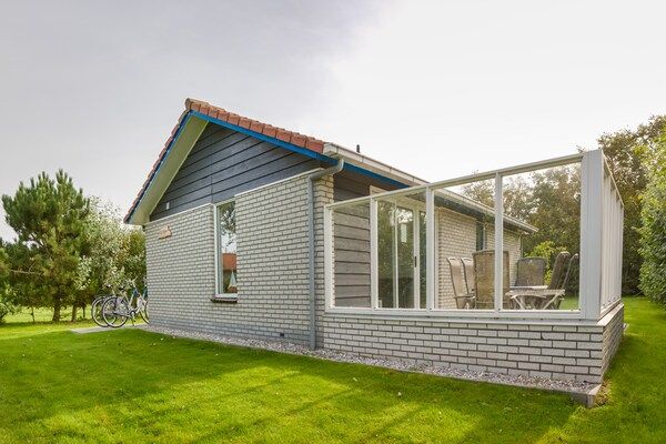 Buitenkant - Gezellige bungalow op 1,5 km van het strand in Hollum (1)