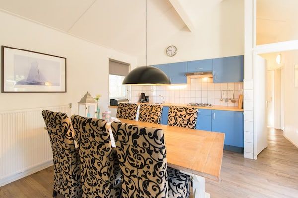 Keuken - Gezellige bungalow op 1,5 km van het strand in Hollum (3)
