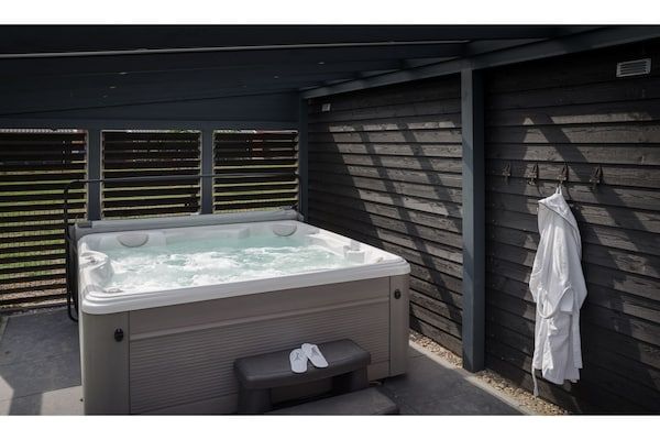 Wellness - Villa in Zeeland met Buitenjacuzzi in Colijnsplaat (3)