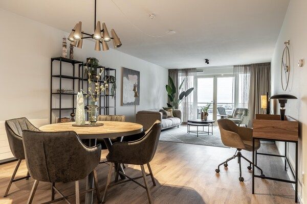 Eetkamer - Luxe appartement, Scheveningen in Scheveningen (3)