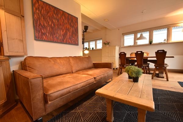 Woonkamer - Uniek gelegen gezinshuis in Bergen in Bergen (2)