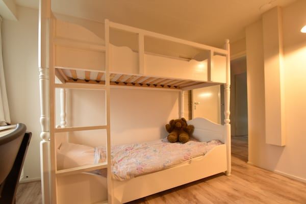 Slaapkamer - Uniek gelegen gezinshuis in Bergen in Bergen (5)