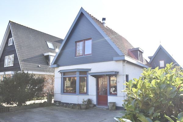 Buitenkant - Uniek gelegen gezinshuis in Bergen in Bergen (1)