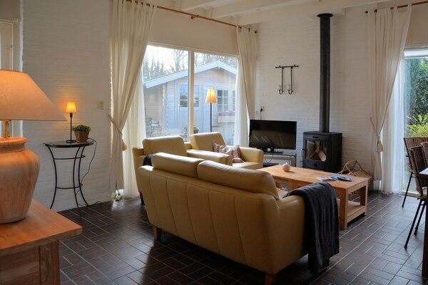 Woonkamer - Bungalow in Noordwijkerhout bij Meer in Noordwijkerhout (2)