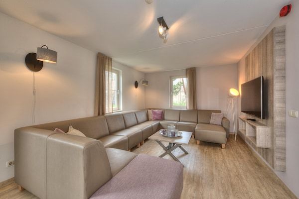 Woonkamer - Vakantiepark Weerterbergen voor 10 personen in Weert (3)
