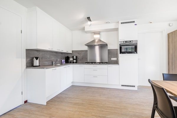 Keuken - Luxe villa met zwembad en sauna in Weert (4)