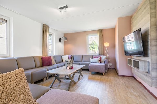 Woonkamer - Luxe villa met zwembad en sauna in Weert (2)