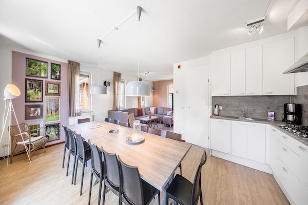 Eetkamer - Luxe villa met zwembad en sauna in Weert (3)