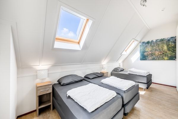Slaapkamer - Luxe villa met zwembad en sauna in Weert (5)
