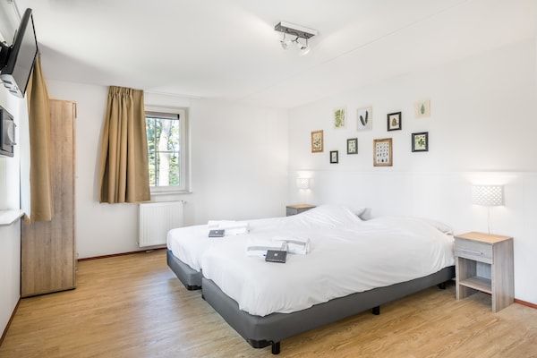 Slaapkamer - Luxe villa in Weert voor 24 personen in Weert (4)