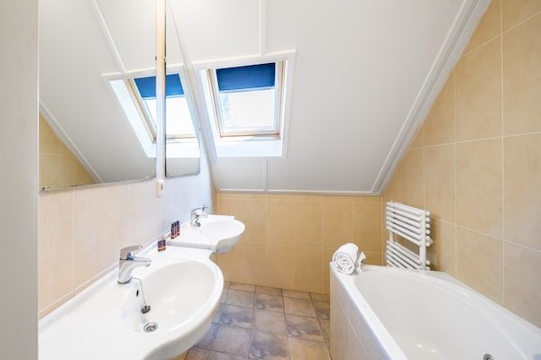 Badkamer - Luxe villa in Weert voor 24 personen in Weert (5)