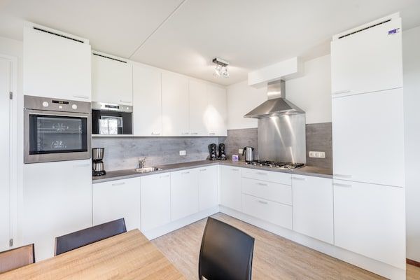 Keuken - Luxe villa in Weert voor 24 personen in Weert (3)