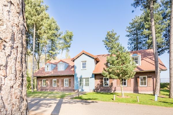 Buitenkant - Luxe villa in Weert voor 24 personen in Weert (1)