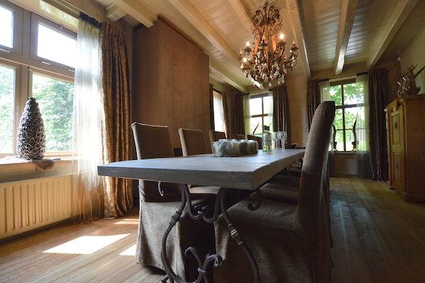 Eetkamer - Groepsverblijf met privézwembad en sauna in Alphen (3)