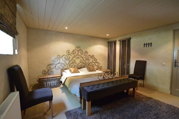 Slaapkamer - Groepsverblijf met privézwembad en sauna in Alphen (5)
