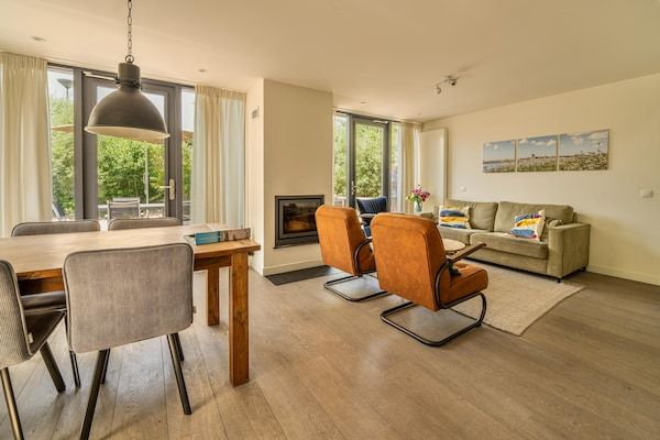 Woonkamer - Prachtig vakantiehuis met terras in Egmond aan den Hoef (2)