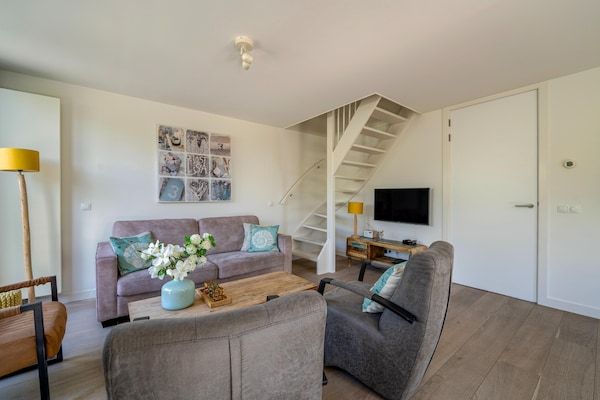 Woonkamer - Vakantiehuis met sauna in Egmond aan den Hoef (2)