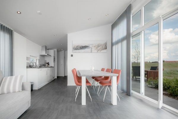 Woonkamer - Vakantiehuis bij Oosterschelde Resort in Wemeldinge (4)