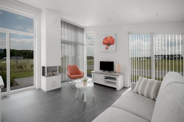 Woonkamer - Vakantiehuis bij Oosterschelde Resort in Wemeldinge (2)