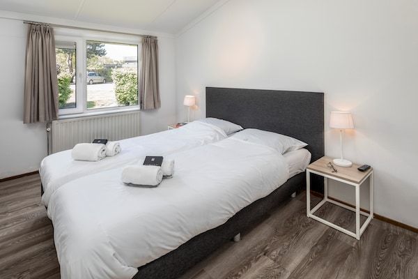 Slaapkamer - Chalet aan de kust met tuin in Domburg (5)