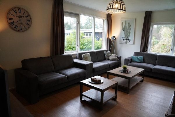 Woonkamer - Wellnesshuis met hottub in Hoenderloo (2)
