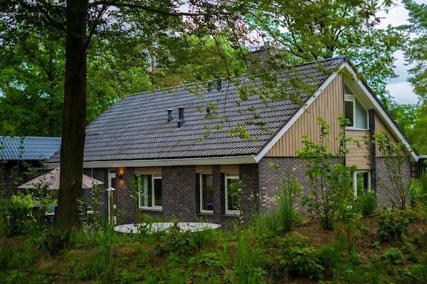 Buitenkant - Wellnesshuis met hottub in Hoenderloo (1)