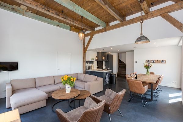 Woonkamer - Familiehuis bij Vrouwenpolder Strand in Vrouwenpolder (2)