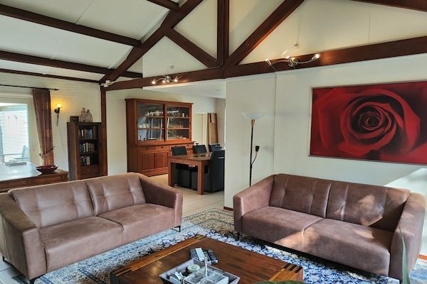 Woonkamer - Ruim vakantiehuis vlakbij met sauna in Garderen (2)