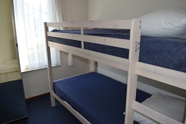 Slaapkamer - Vakantiehuis Kamperland bij Strand & Haven in Kamperland (4)