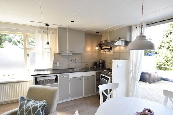 Keuken - Vakantiehuis in een omgeving vlakbij de kust in Callantsoog (4)